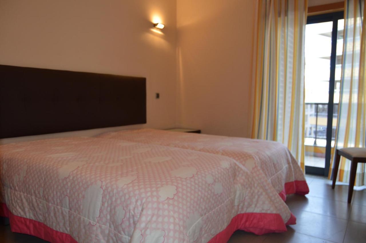Apartamento Frente Ao Mar Com Piscina De Agua Salgada Quarteira Dış mekan fotoğraf